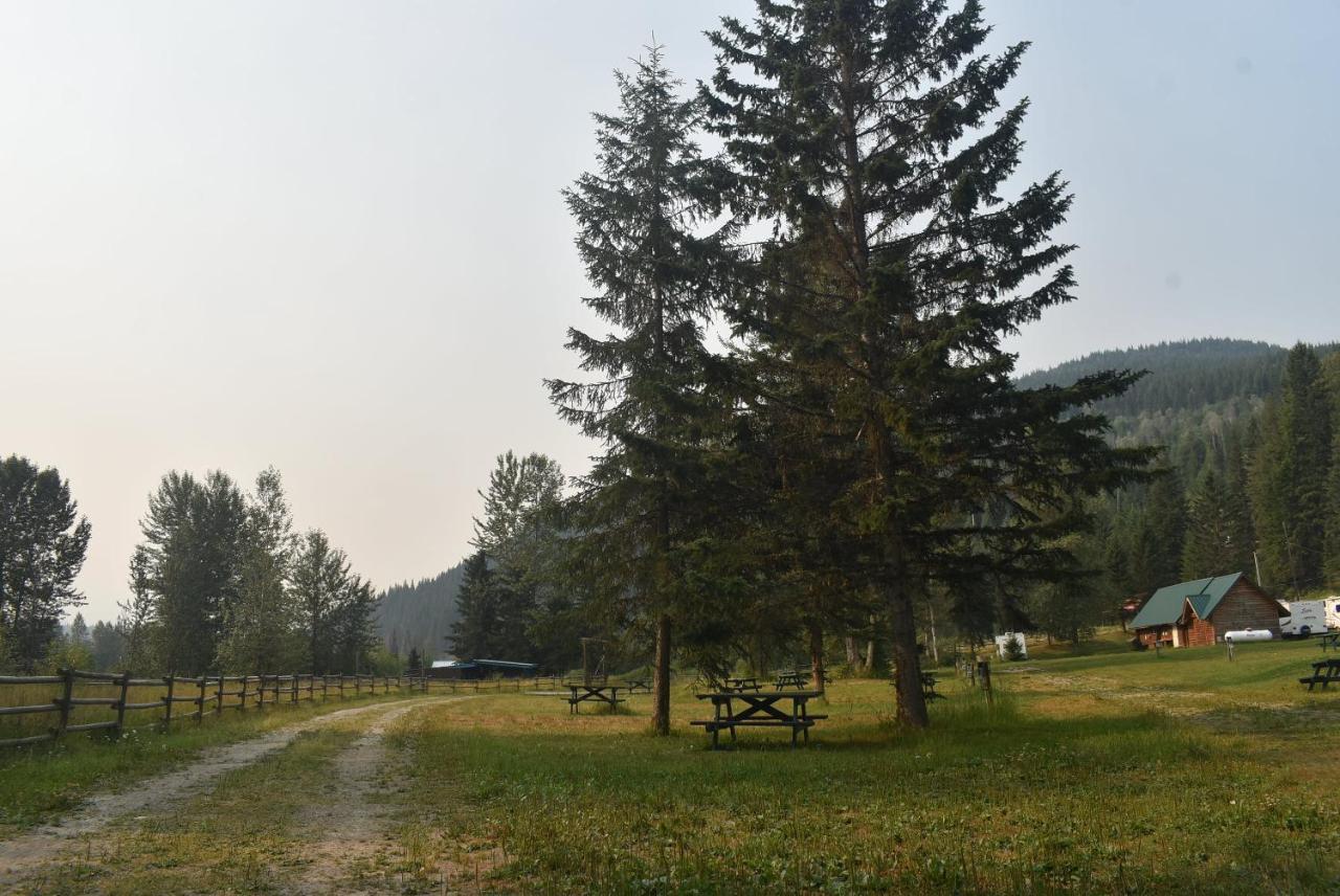 Helmcken Falls Lodge Cabin Rooms And Rv Park Клируотер Экстерьер фото