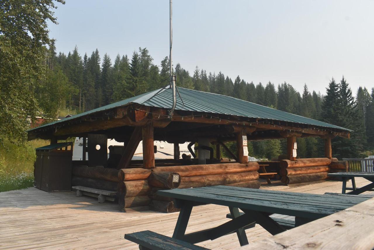 Helmcken Falls Lodge Cabin Rooms And Rv Park Клируотер Экстерьер фото