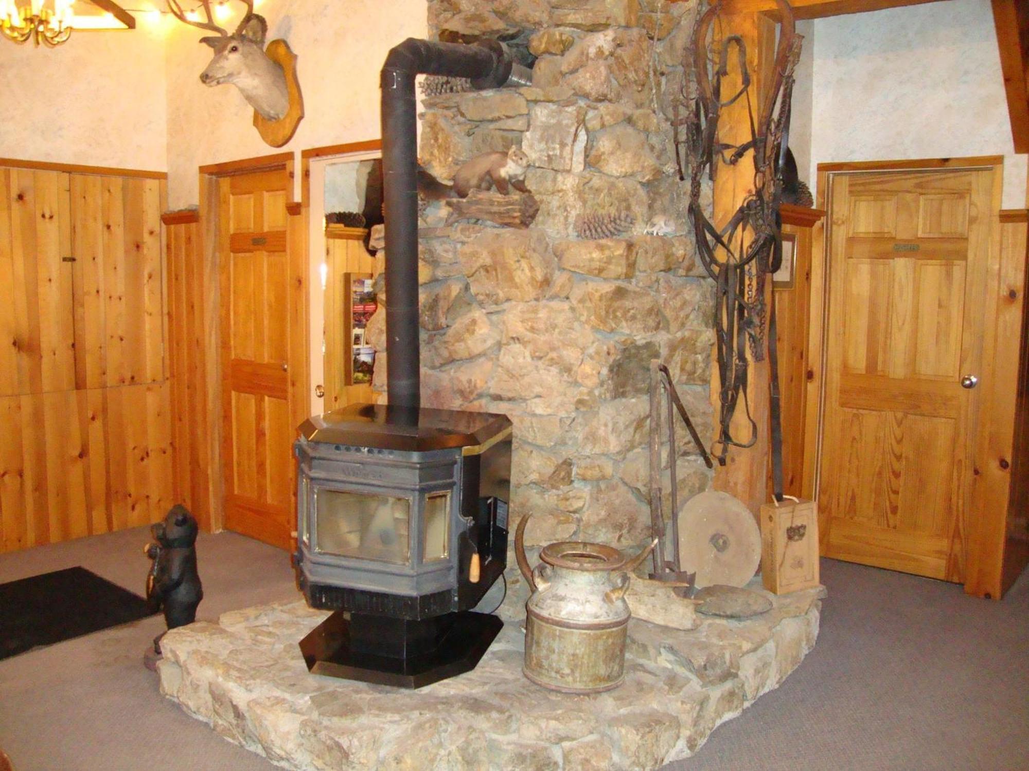 Helmcken Falls Lodge Cabin Rooms And Rv Park Клируотер Экстерьер фото