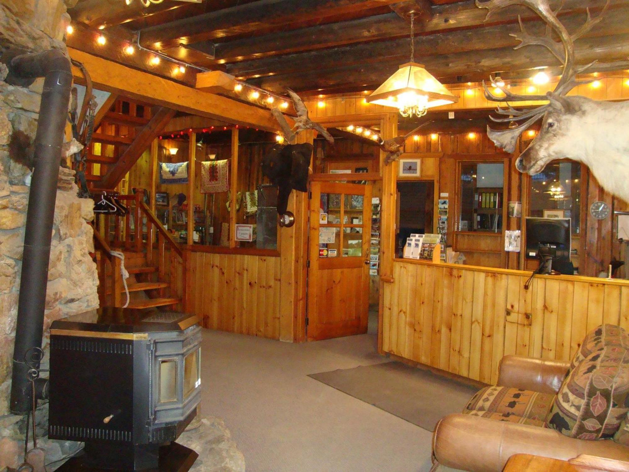 Helmcken Falls Lodge Cabin Rooms And Rv Park Клируотер Экстерьер фото