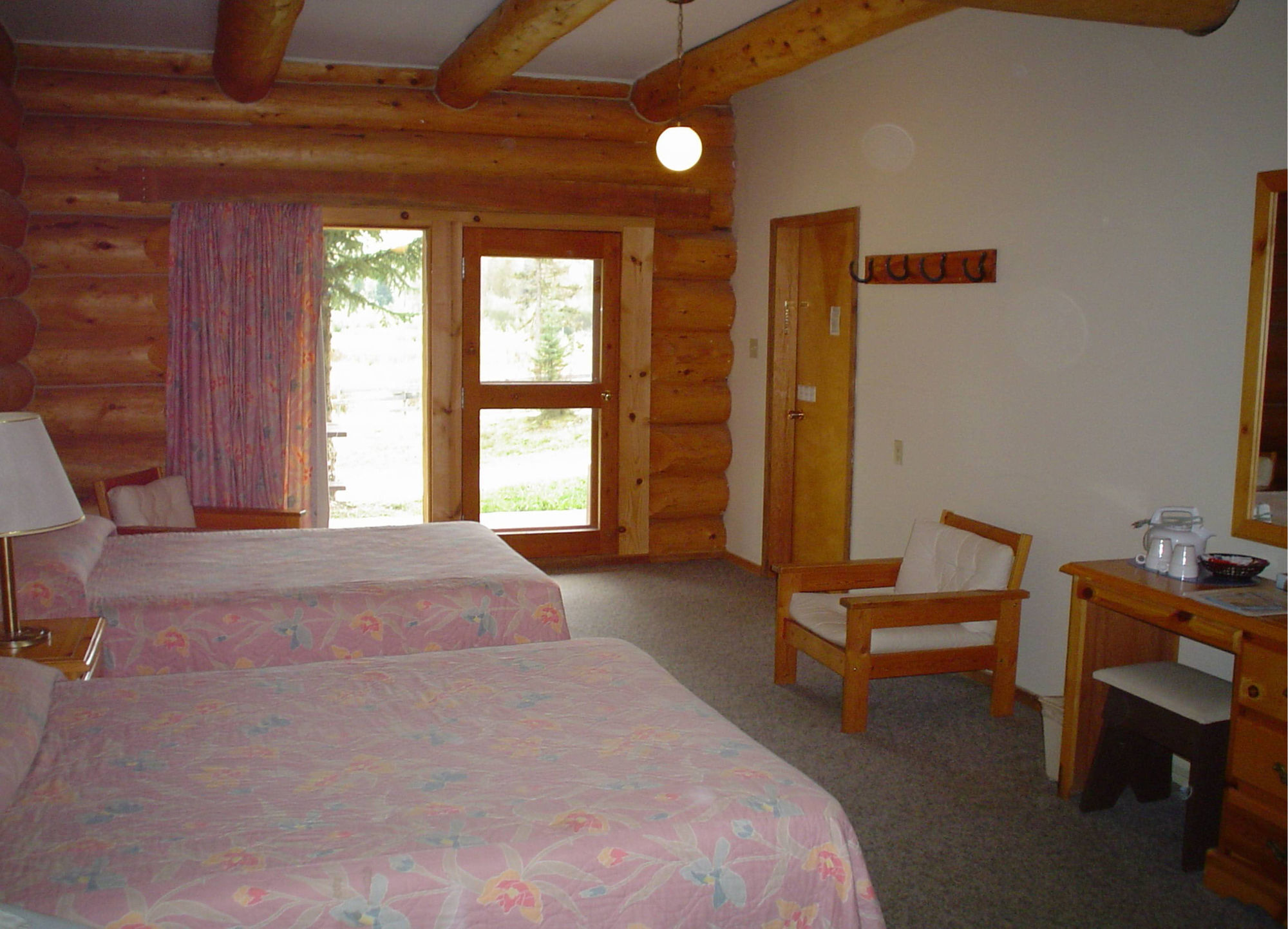 Helmcken Falls Lodge Cabin Rooms And Rv Park Клируотер Экстерьер фото