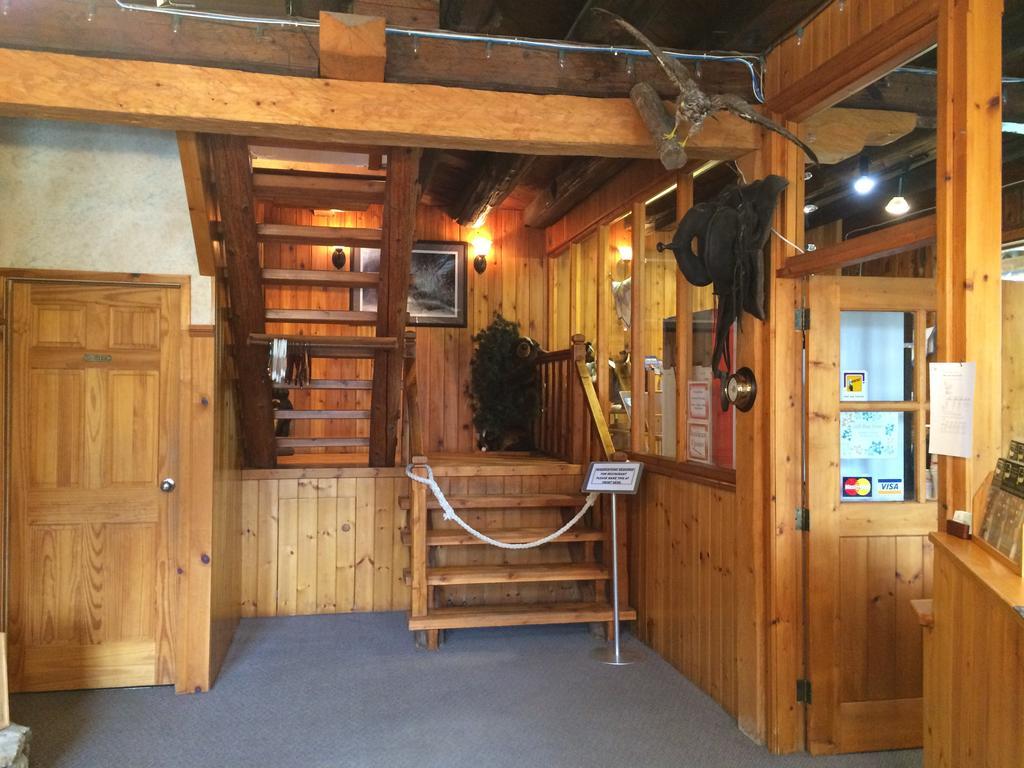 Helmcken Falls Lodge Cabin Rooms And Rv Park Клируотер Экстерьер фото