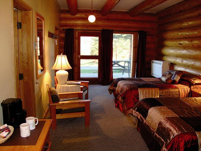 Helmcken Falls Lodge Cabin Rooms And Rv Park Клируотер Экстерьер фото